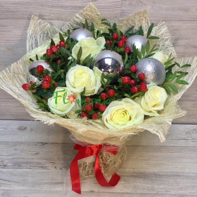Новогодний букет с белыми розами и шариками