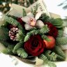 Новогодний букет с розами, цимбидиумом, шариками